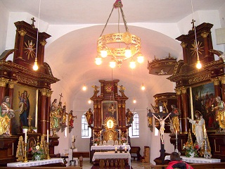 Foto vom Altarraum in St. Johannes Baptist in Aufhausen