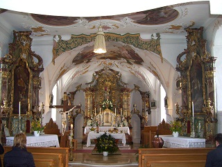 Foto vom Altarraum in St. Alban in Lauterbach