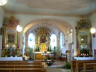 Foto vom Altarraum in St. Peter und Paul in Randelsried