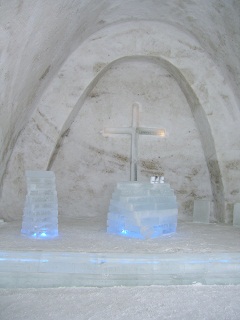 Foto von Altar und Ambo in der Schneekirche in Mitterfirmiansreut