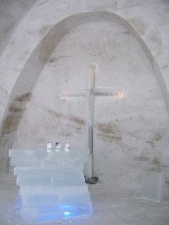 Foto vom Altar der Schneekirche in Mitterfirmiansreut