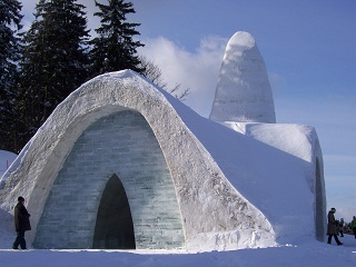 Foto der Schneekirche in Mitterfirmiansreut mit Eisportal