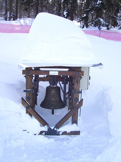 Foto von der Glocke der Schneekirche in Mitterfirmiansreut