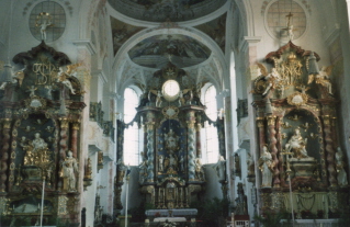Foto vom Altarraum in St. Nikolaus in Bernbeuren