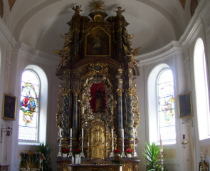 Foto vom Altarraum in St. Andreas in Langenmoosen