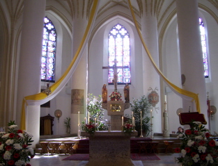 Foto vom Altarraum in St. Jakob in Schrobenhausen