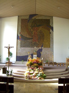 Foto vom Altarraum in der Herz-Jesu-Kirche in Selb