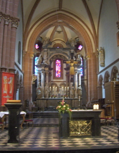 Foto vom Altarraum in St. Marzellinus und Petrus in Seligenstadt