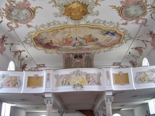 Foto der Orgelempore mit Fresko in St. Martin in Sontheim
