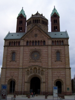 Foto der Westfassade vom Kaiserdom in Speyer