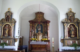 Foto vom Altarraum in St. Johannes Baptist in Breitbrunn