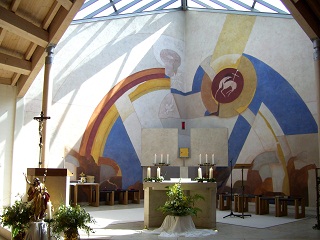Foto vom Altar in der neuen Kirche St. Nikolaus in Herrsching