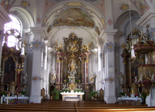 Foto vom Altarraum in St. Johannes Baptist in Inning