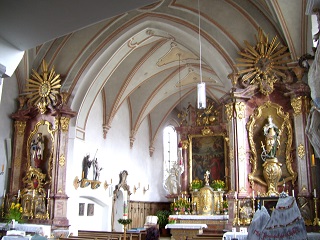 Foto vom Altarraum in St. Peter und Paul in Oberalting