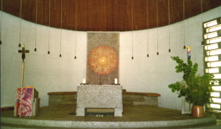 Foto vom Altarraum der Kirche Zum heiligen Abendmahl in Wörthsee
