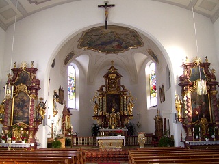 Foto vom Altarraum in St. Johannes und Wolfgang in Niederwinkling