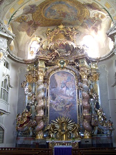 Foto vom Altarraum in der Ursulinen-Klosterkirche in Straubing