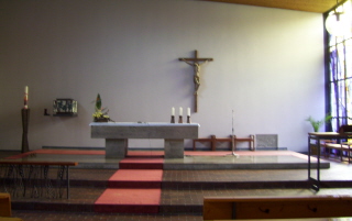 Foto vom Altarraum in St. Monika in Ostfildern