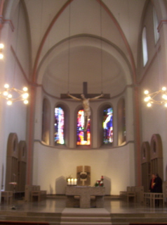 Foto vom Altarraum in St. Elisabeth in Stuttgart