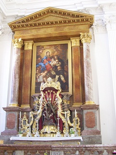 Foto vom linken Seitenaltar in St. Quirin in Tegernsee