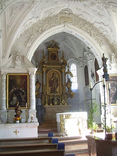 Foto vom Altarraum der St. Quirinskapelle in St. Quirin am Tegernsee