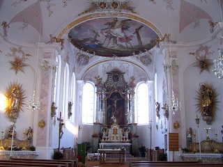 Foto vom Altarraum in der Heilig-Kreuz-Kirche in Burg