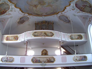 Foto der Orgelempore in der Heilig-Kreuz-Kirche in Burg