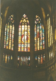 Foto der Chorfenster im St.-Veitsdom in Prag