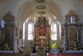 Foto vom Altarraum in St. Nikolaus in Wiedergeltingen