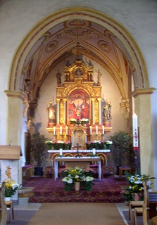 Foto vom Altarraum in St. Korbinian in Unterhaching
