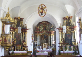 Foto vom Altarraum in St. Martin in Lengenfeld