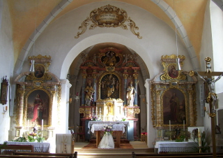 Foto vom Altarraum in Mariä Geburt in Oberweiling