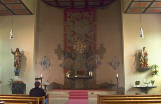 Foto vom Altarraum in Herz-Jesu in Weinheim