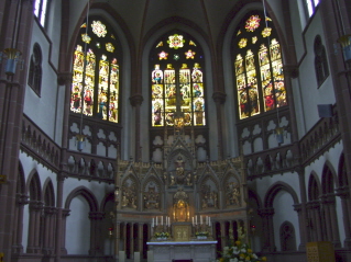 Foto vom Altarraum in St. Peter in Heppenheim