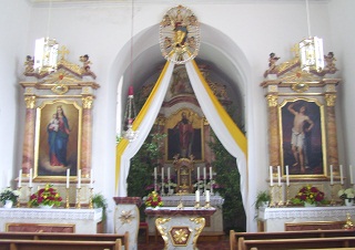 Foto vom Altarraum in St. Clemens in Biburg