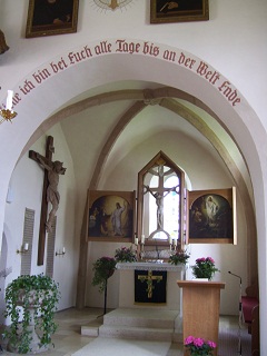 Foto vom Altarraum in St. Coloman in Burgsalach