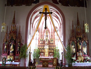 Foto vom Altarraum in St. Blasius in Raitenbuch