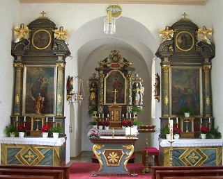 Foto vom Altarraum in St. Pantaleon in Reut am Wald