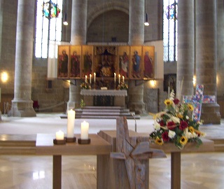 Foto vom Altarraum in St. Andreas in Weißenburg