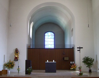 Foto vom Altarraum der Karmelitinnenklosterkirche in Wemding