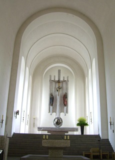 Foto vom Altarraum in St. Laurentius in Würzburg-Heidingsfeld