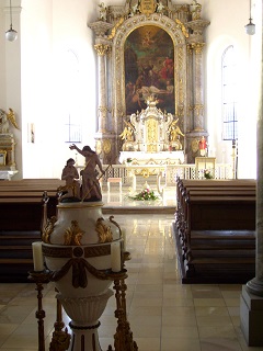 Foto vom Altarraum in St. Laurentius in Lengfeld