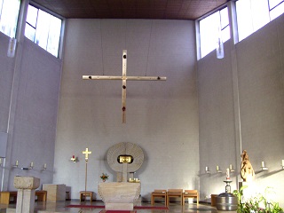 Foto vom Altarraum in St. Lioba in Lengfeld