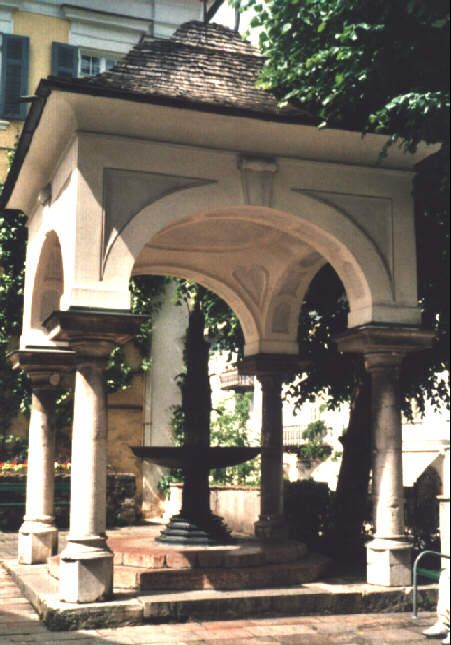 Der Pilgerbrunnen vor der Wolfgangskirche in St. Wolfgang am Wolfgangsee