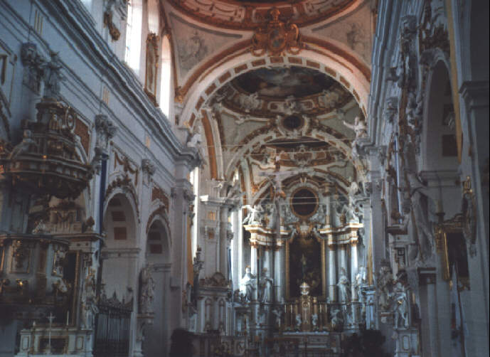 Foto vom Kirchenschiff in St. Peter und Paul