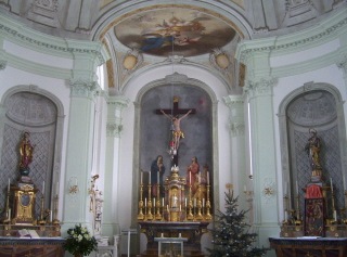 Foto vom Altarraum in St. Vitus in Langweid