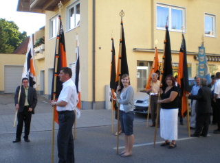 Foto vom Festzug von der Kirche zum Rathaus