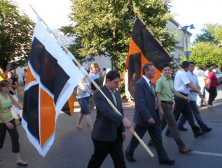Foto vom Festzug von der kirche zum Rathaus