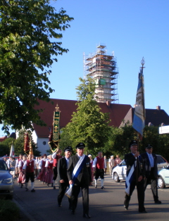 Foto vom Festzug von der Kirche zum Rathaus