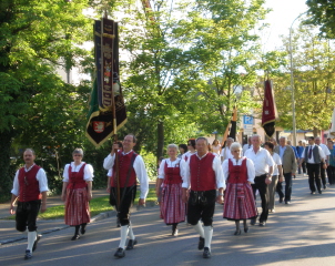 Foto vom Festzug von der kirche zum Rathaus